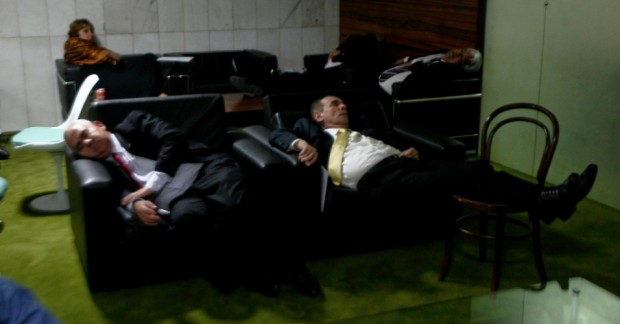 Sofá da sala de cafezinho da Câmara virou cama para deputado maranhense; Foto: Reprodução