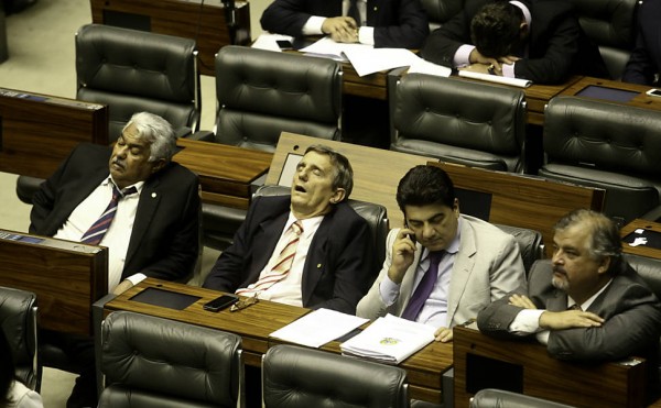 Sétimo Waquim acredita que ter dormido em plena votação da matéria é cumprimento de obrigação como parlamentar. Foto Reprodução