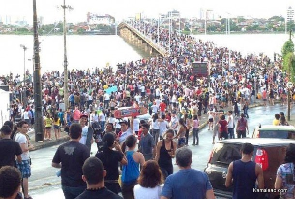No ‘Acorda Maranhão’, com ponte tomada, muita cerveja ocupava as mãos dos manifestantes. Foto: Kamaleao.com