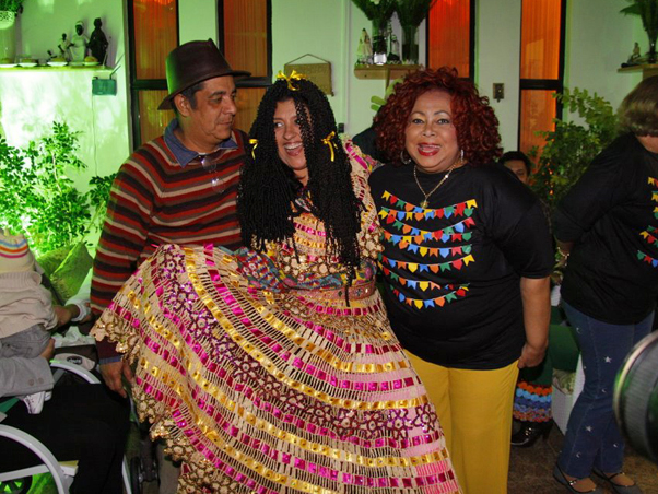 Zeca Pagodinho, Regina Casé e Alcione, empolgados em um dos festejos da ‘Marrom’. Foto: Felipe Assumpção / Alex Palarea / AgNews