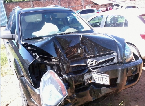 Carro ficou bastante danificado na parte dianteira. Foto: Reprodução