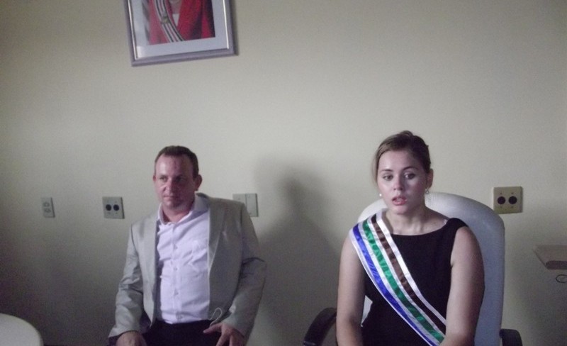 A prefeita de Bom Jardim, Lidiane Rocha, sempre acompanhada em seu gabinete pelo esposo, que participa de tudo no município. Foto: Reprodução