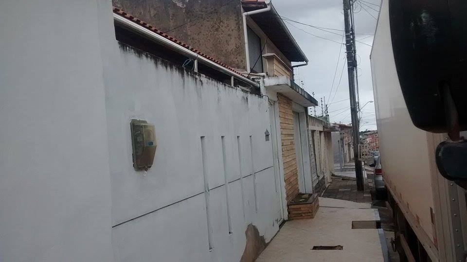 ÀS ESCONDIDAS Segundo vizinhos, número da residência teria sido apagado há cerca de um ano. Foto: Yuri Almeida / Atual7