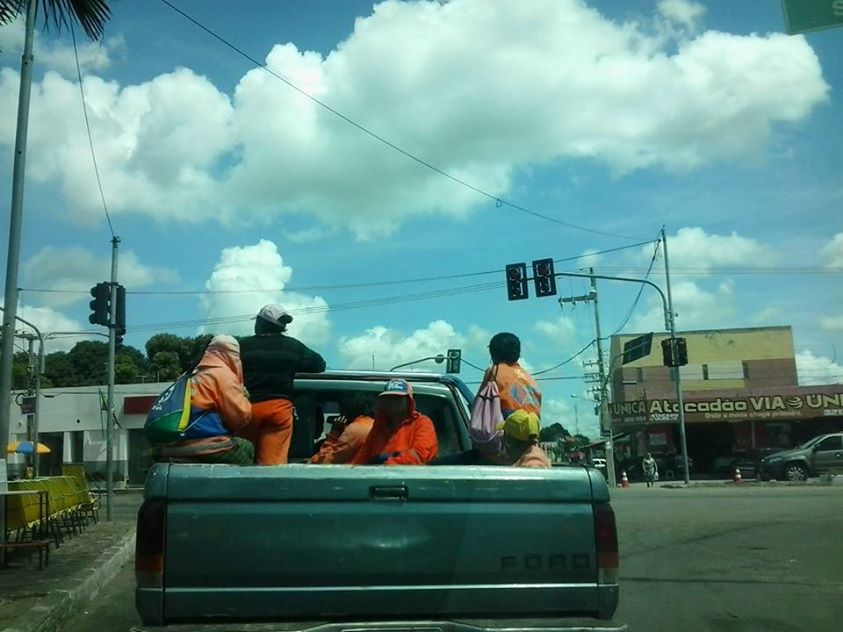 Prefeito de Timon expõe trabalhadores da limpeza pública ao sol, chuva e à tragédia, como a ocorrida com estudantes recentemente, em Bacuri
