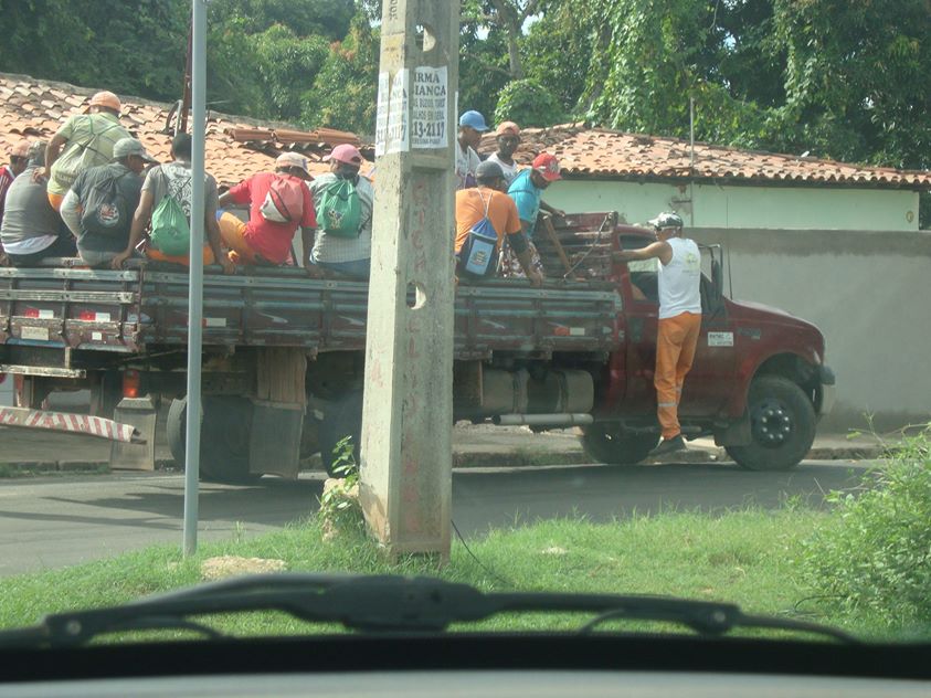 Enquanto Luciano Leitoa se preocupa em ser o prefeito com mais ‘likes’ no Facebook, trabalhadores da limpeza pública de Timon são transportados em ‘pau de arara’. Foto: WhatsApp [98 8466-1282] / Atual7